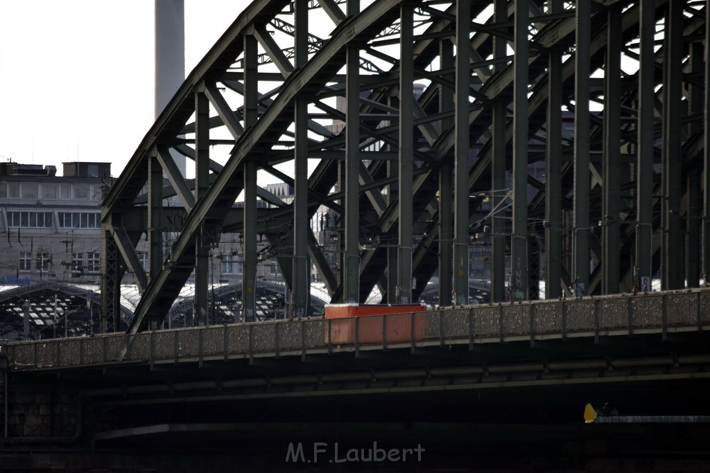 PSpringt kein Suizid Brueckenspringer Koeln Hohenzollernbruecke P135.JPG - Miklos Laubert